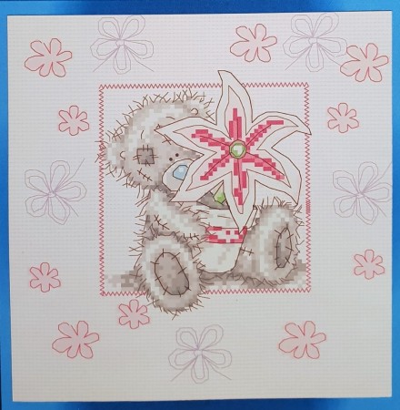 Korssting - Bamse med blomst (26x26cm)