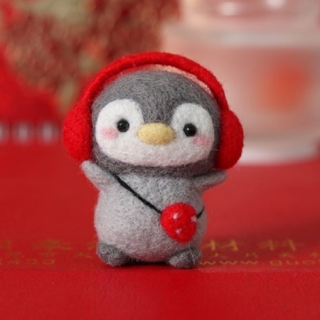  Nålefilting figur - pingvin med ørevarmere og veske