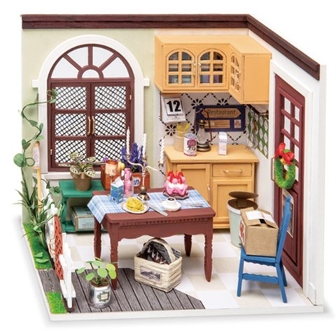 Mrs Charlie`s dining room - Byggesett i tre - DIY Miniature Room